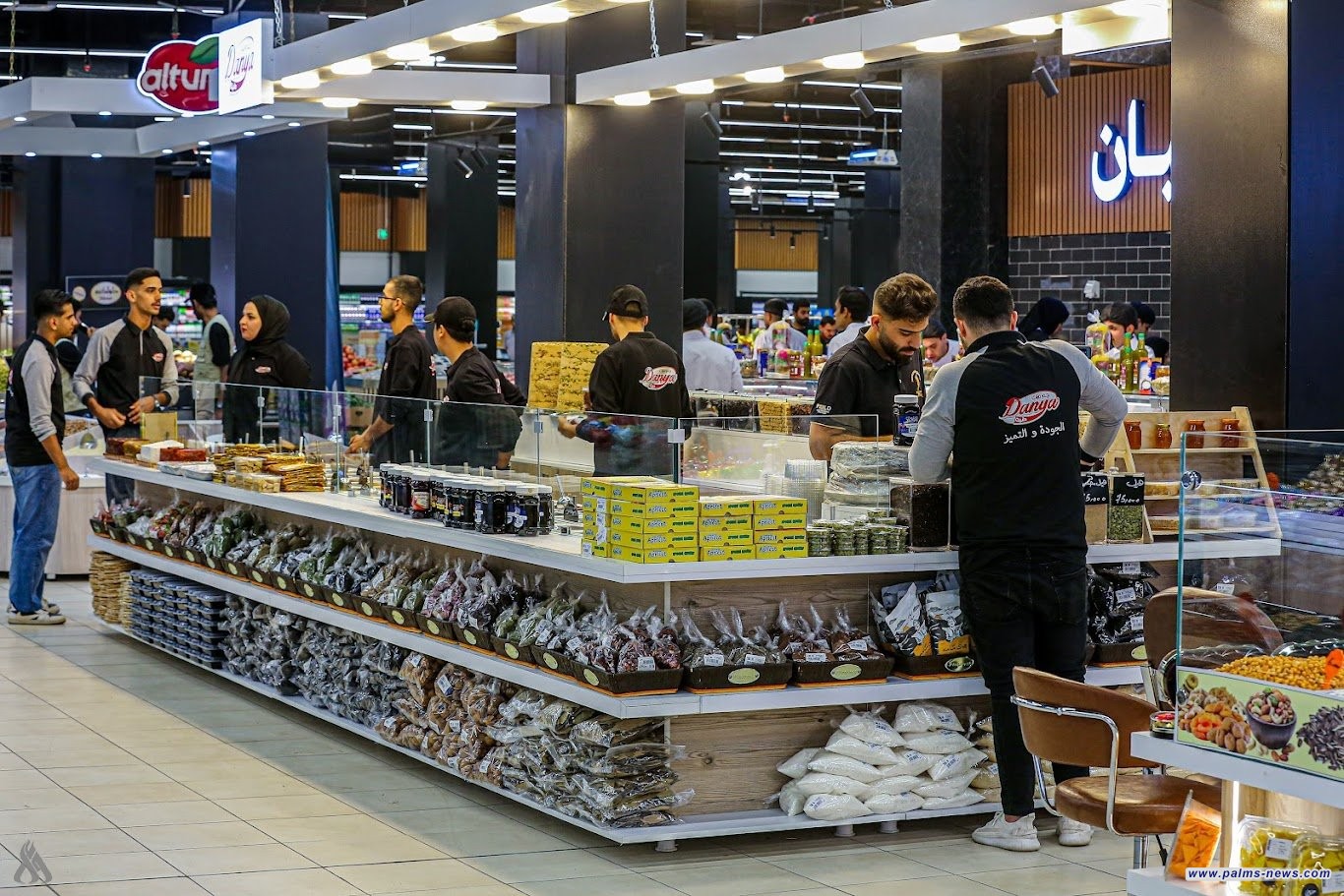 أعلنت وزارة التجارة، اليوم السبت، عن إجراءاتها للسيطرة على الأسواق، فيما أشارت الى أن السلة الغذائية والهايبر ماركت أسهما بتنظيم السوق والسيطرة على الأسعار.